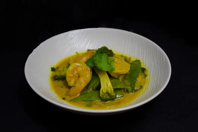 Crevettes au curry, lait de coco et légumes croquants