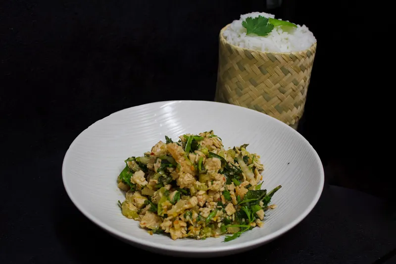 Lap Khaï, salade de poulet aux herbes, et riz gluant