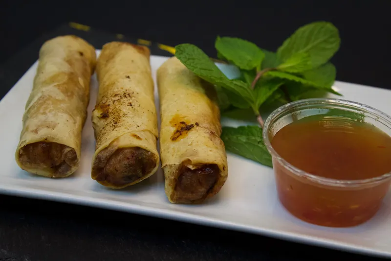 Nems maison du P'tit Thaï servis avec leur sauce