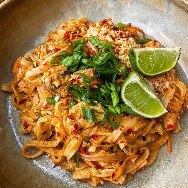 Pad Thaï au poulet du P'tit Thaï, citron vert et cacahuètes